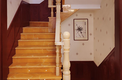 宜都中式别墅室内汉白玉石楼梯的定制安装装饰效果